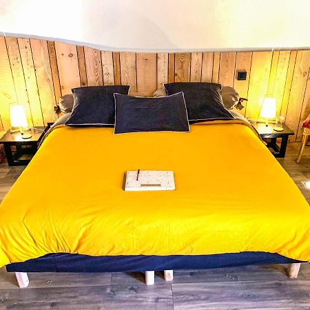 Les Volets Rouges Bed & Breakfast อาร์บัวส์ ภายนอก รูปภาพ
