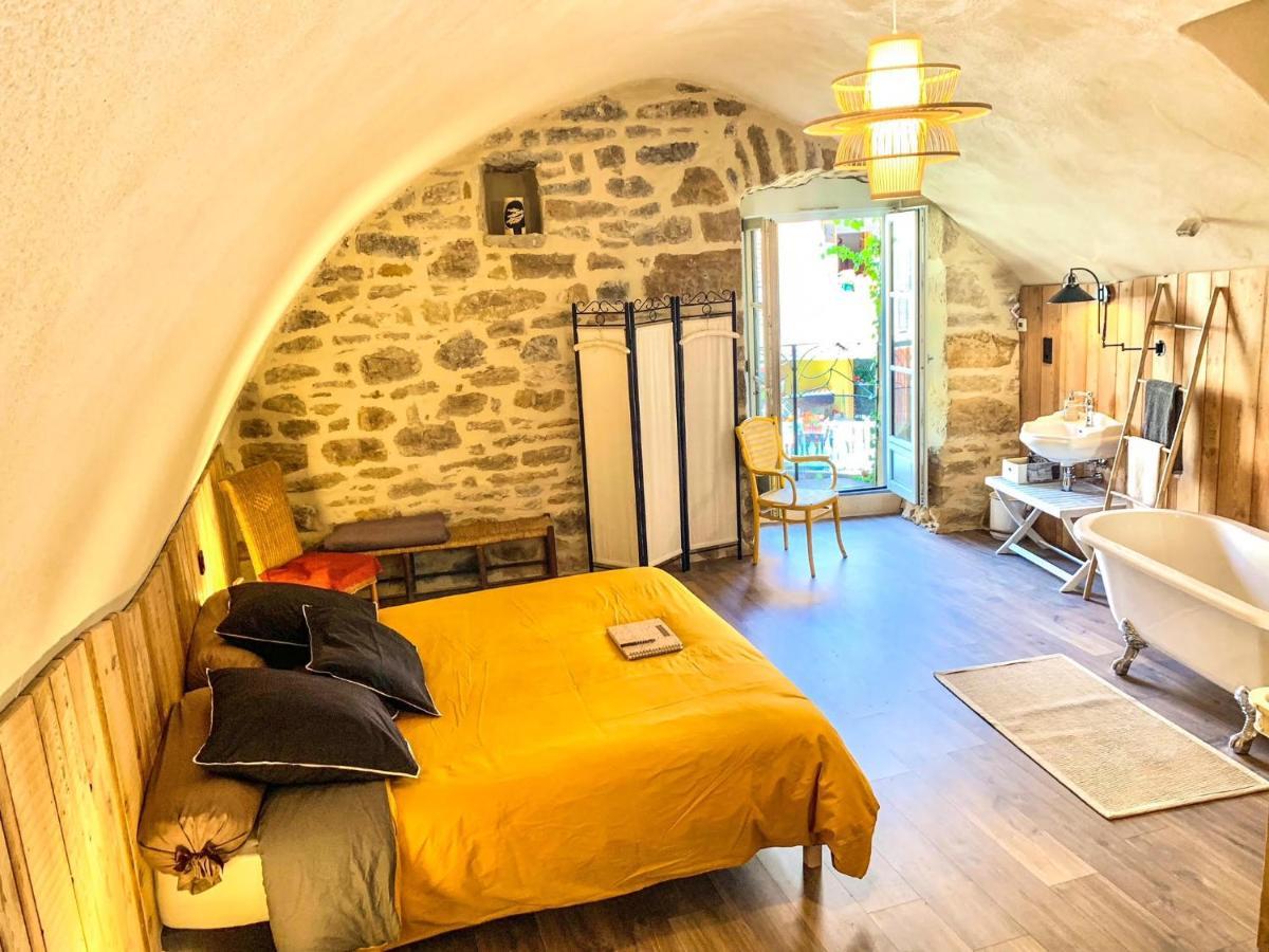Les Volets Rouges Bed & Breakfast อาร์บัวส์ ภายนอก รูปภาพ