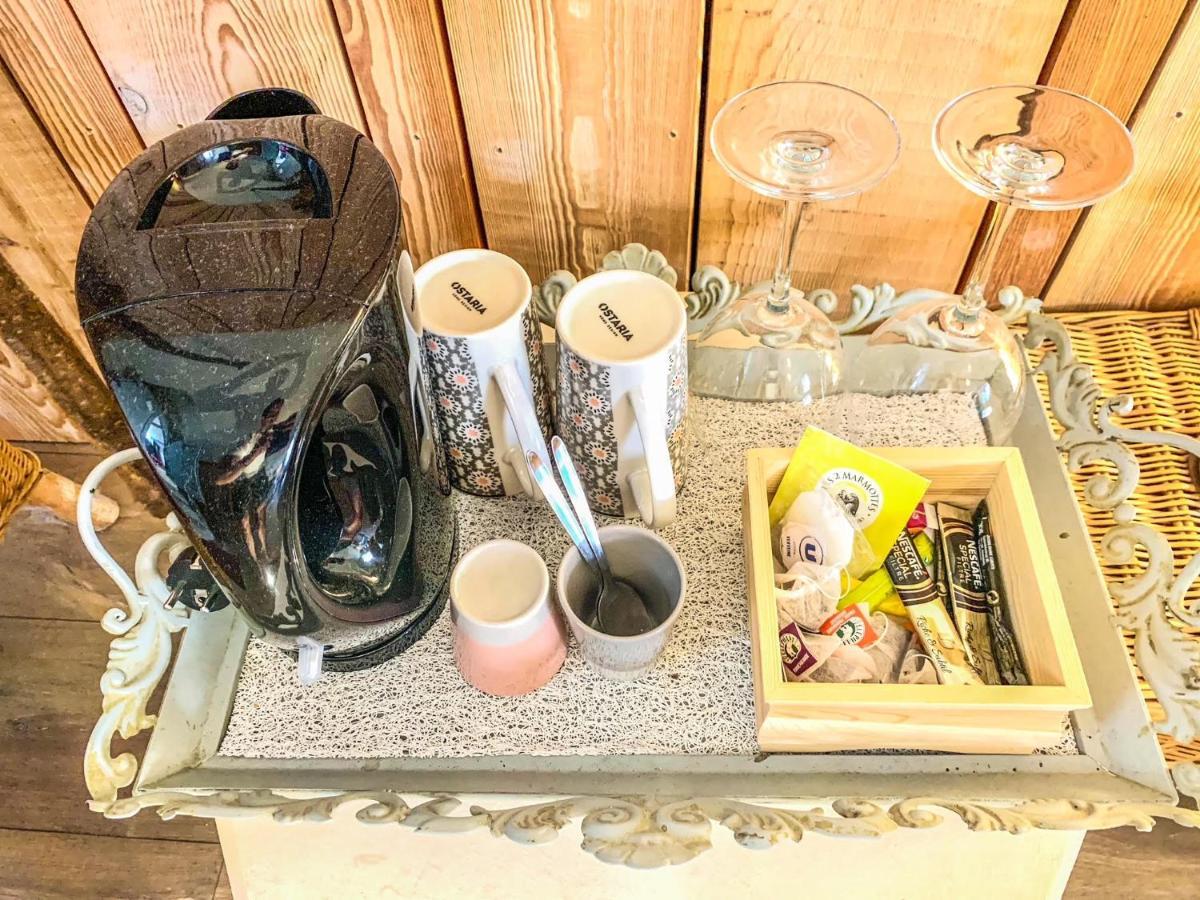 Les Volets Rouges Bed & Breakfast อาร์บัวส์ ภายนอก รูปภาพ